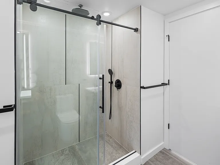 Standing Shower with Railhead