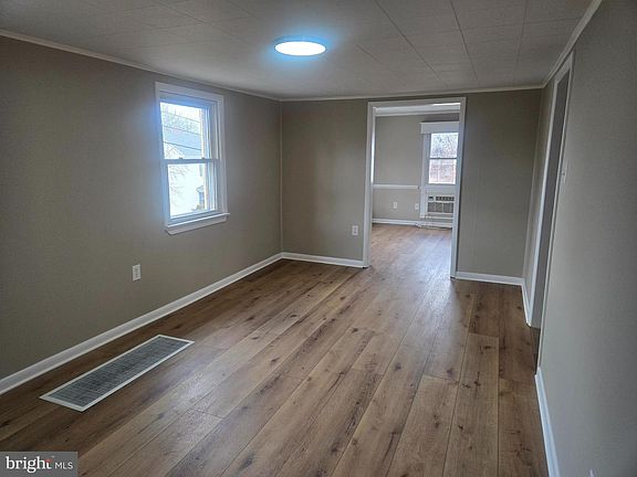 3rd image of 333 Oak St