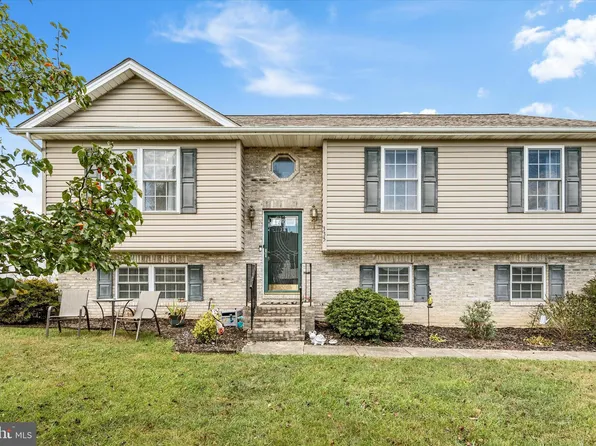 335 Ford Cir, Inwood, WV 25428
