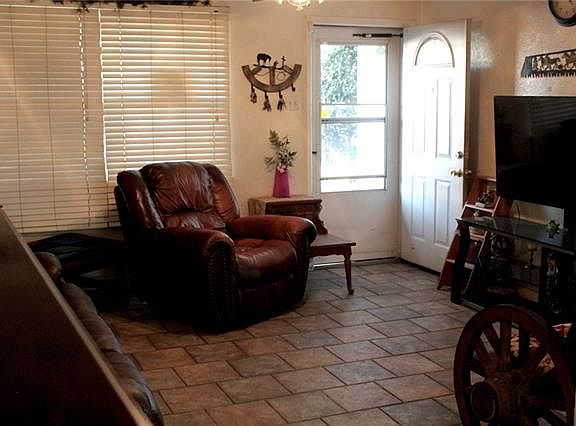 4th image of 4401 Hyde Park Dr