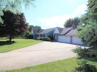 9 Fox Creek Rd, Towanda, IL 61776