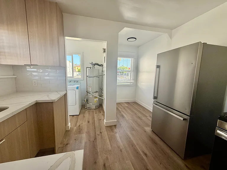 5115 De Longpre Ave — Photo 11
