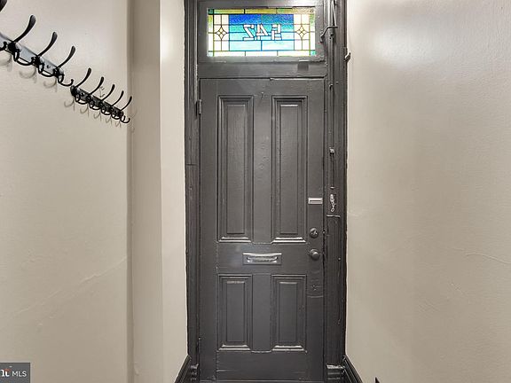 4th image of 542 Race St