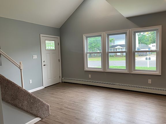 4th image of 27 Bayview Ave