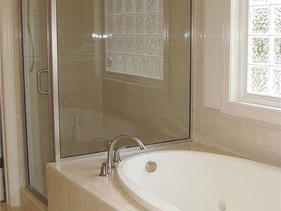 5th image of 1000 Belva Court Gln