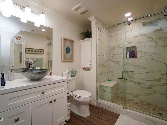 4th image of 1901 Victoria Ave #115