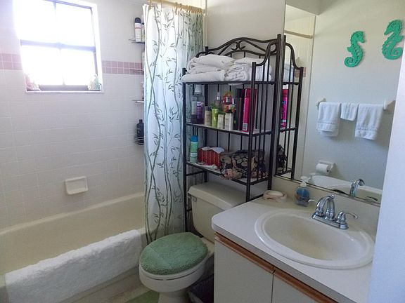3rd image of 2533 SE Dogwood Avenue