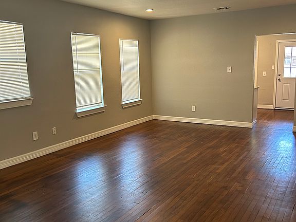 3rd image of 3001 Louise St