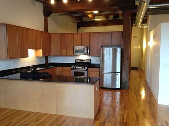 4th image of 824 W Superior St Unit 302