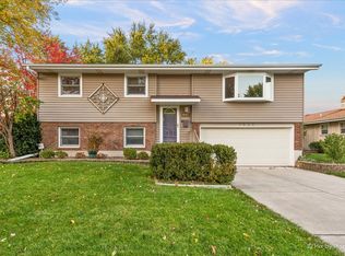 1842 Country Knoll Ln, Elgin, IL 60123