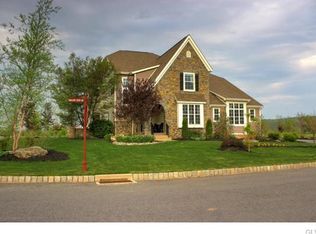 2733 Hollow View Dr, Easton, PA 18040