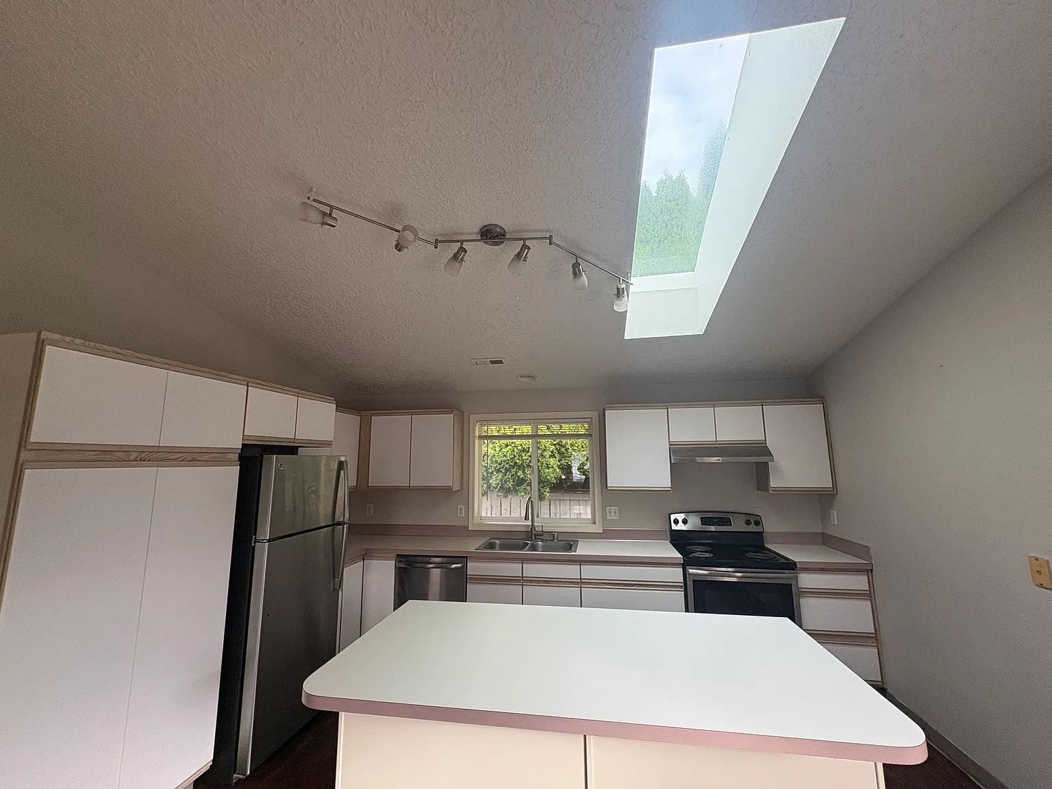 3 bed, 1331 sqft, $2,695 — Photo 3