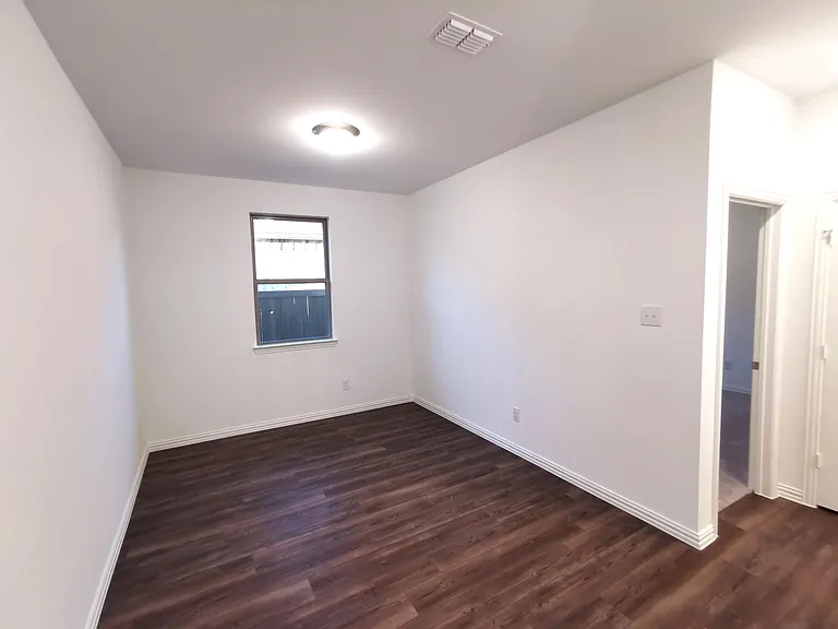 2405 Lovegrass Ln — Photo 17