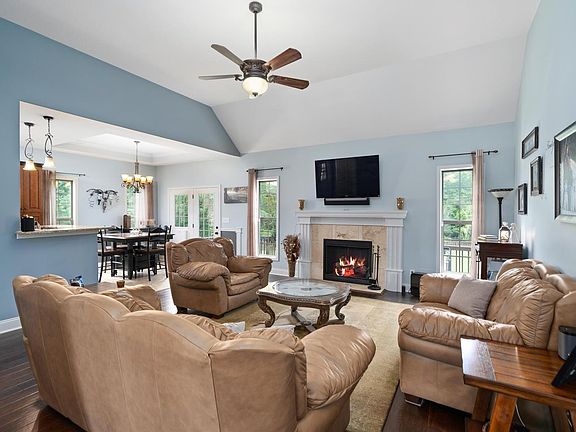 4th image of 3421 N Henderson Way