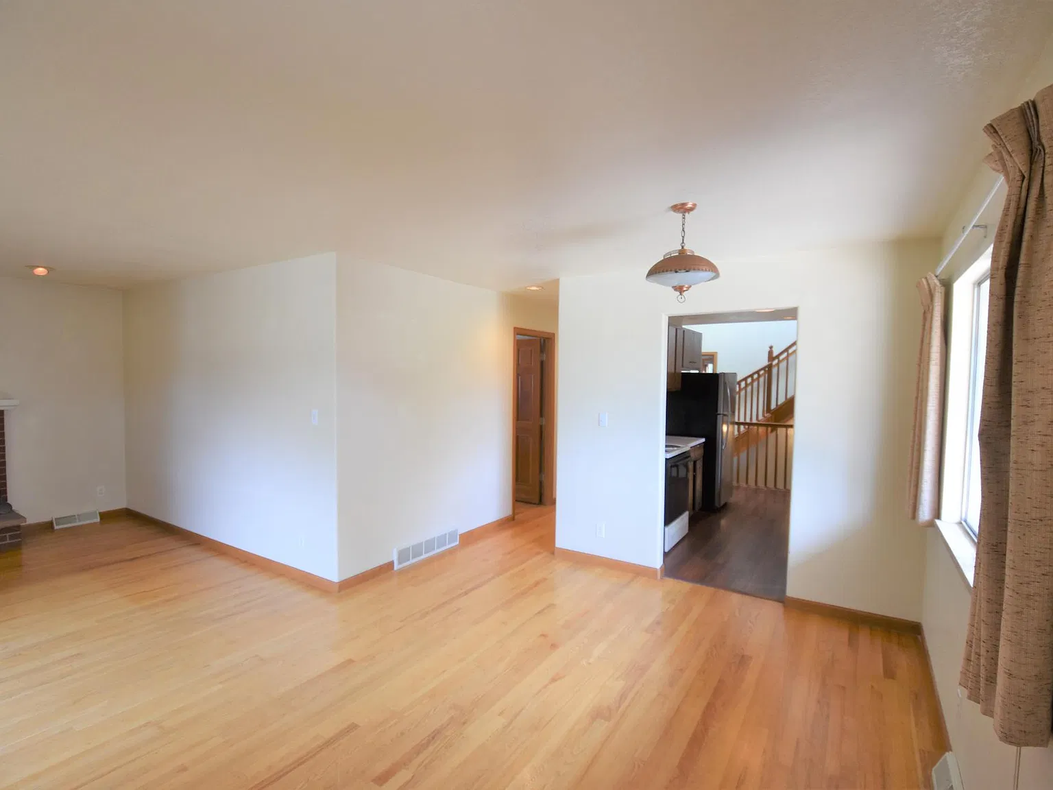 4 bed, 3817 sqft, $4,999 — Photo 4