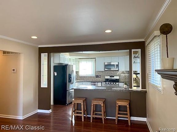 4th image of 235 W Farnum Ave