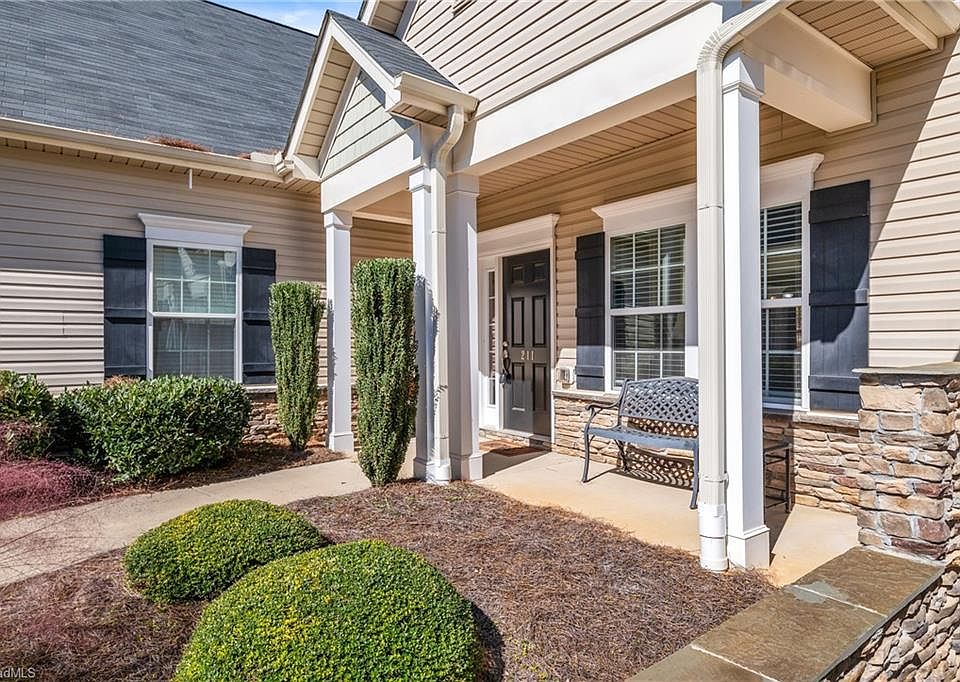 1st image of 211 Hawks Nest Cir