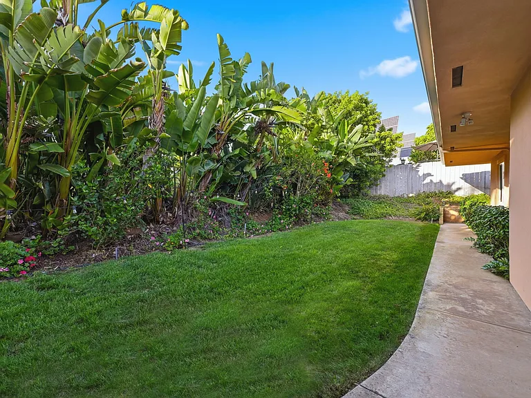 996 Valencia Ave — Photo 25