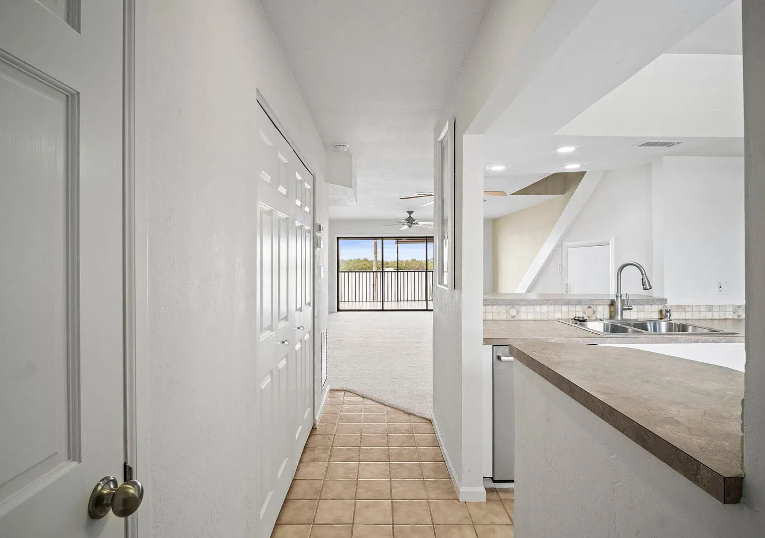Stunning 2-bedroom, 2.5 bathroom condo with Bay view in Fort Myers Beach — Photo 2