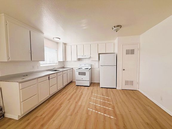 3rd image of 590 Stoney Ct