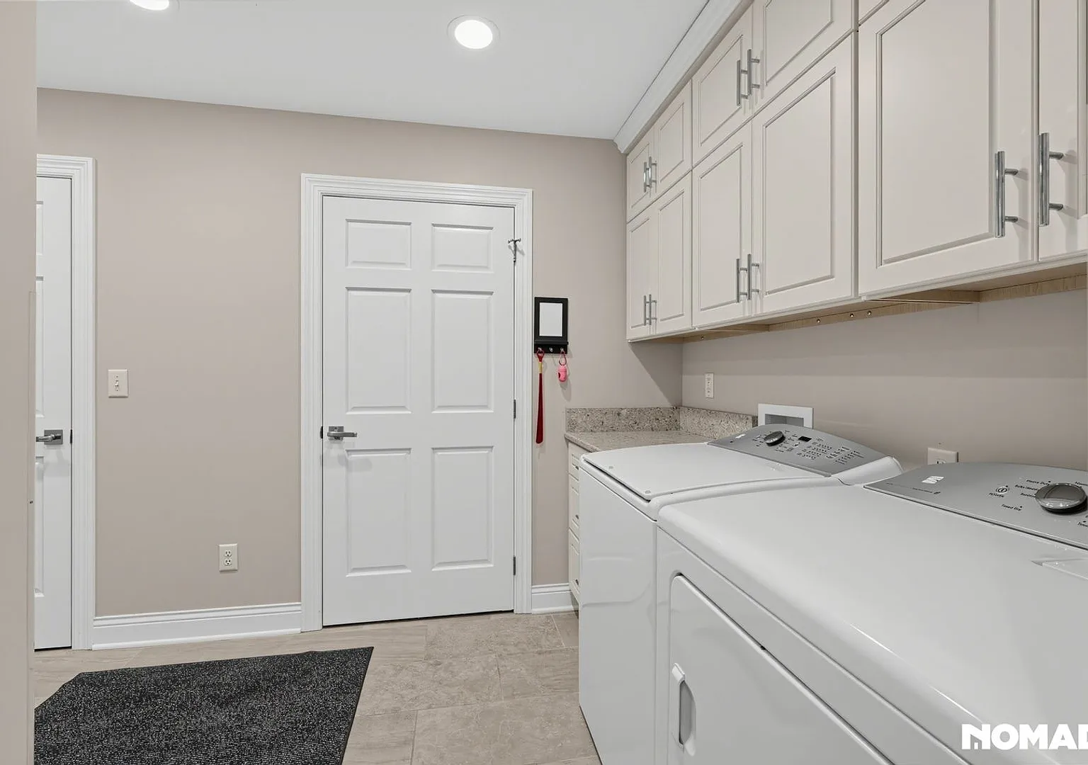 Charming 2BR Townhome in Oak Park Heights — Photo 2
