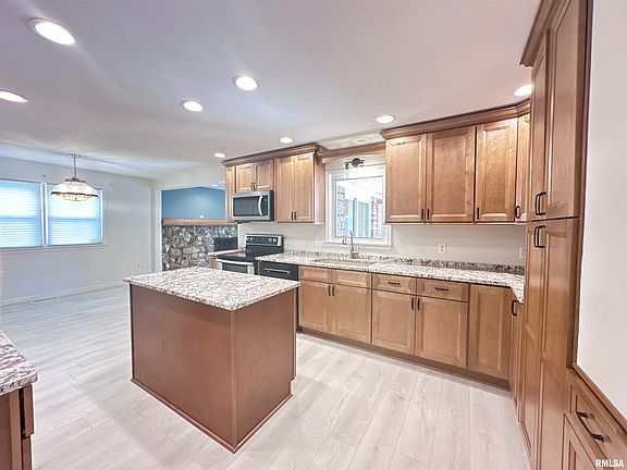 4th image of 204 Evergreen Dr