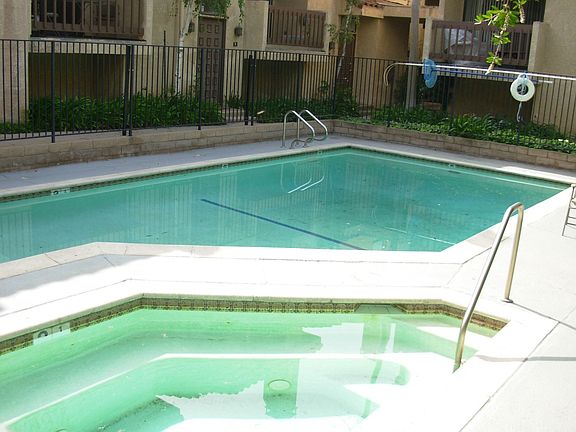 COMMUNITY POOL & SPA