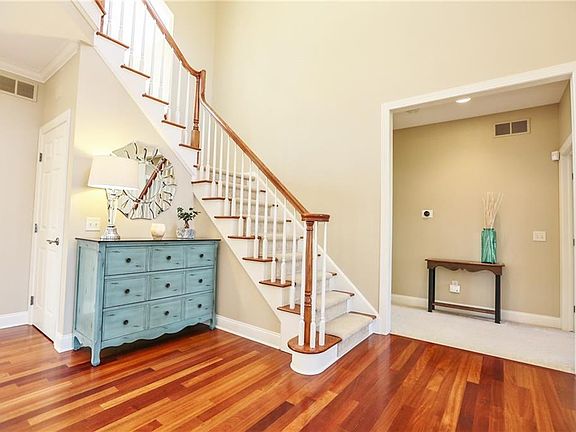 3rd image of 16 Pepperwood Ct