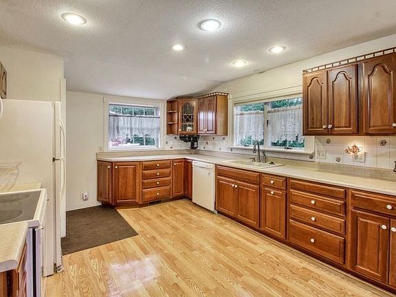 5th image of 214 N Logan St