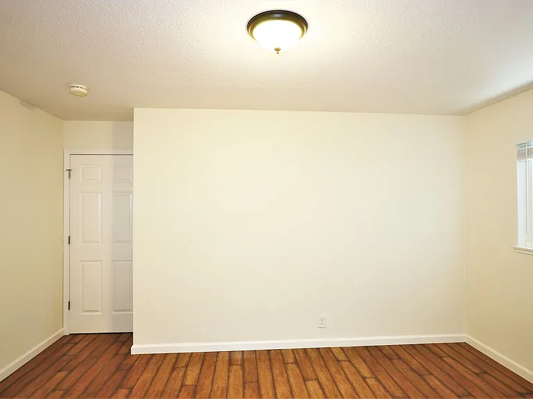 Beautifully updated 2 bed/1 bath Duplex in Redwood City with yard Available NOW! — Photo 9