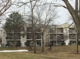 140 E Winchester Rd APT F, Libertyville, IL