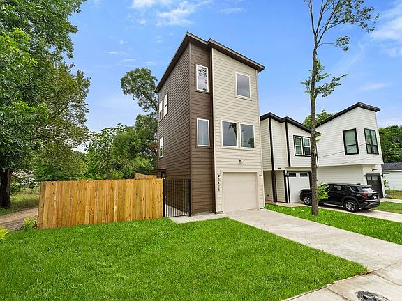 3rd image of 2428 Saint Clair Dr