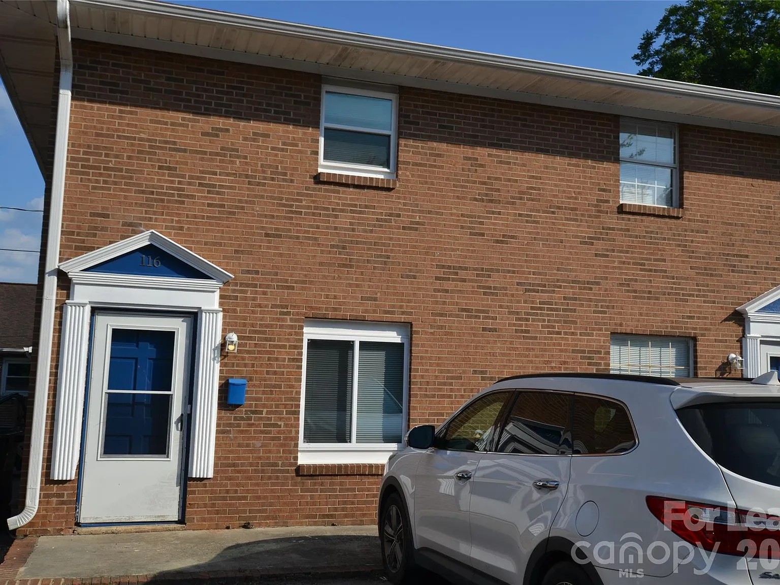 2 bed, 1.5 bath, 975 sqft, $1,125 — Photo 2