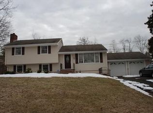 18 Deer Run Dr, Bridgewater, NJ 08807