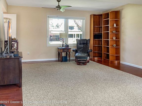 5th image of 872 Eaton Dr