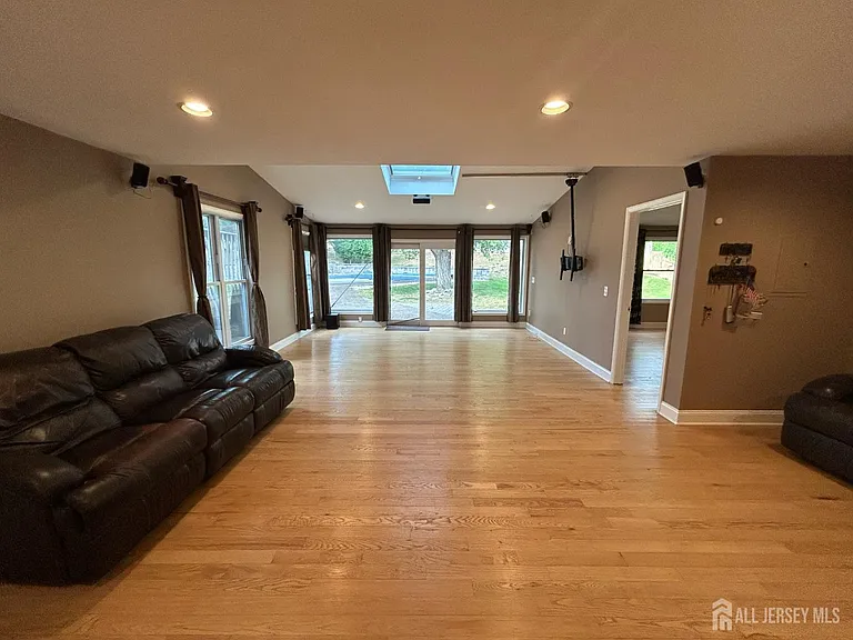 8 Julie Dr — Photo 6
