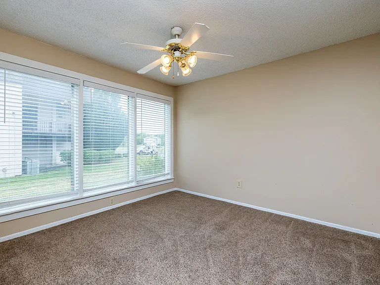 Emerald Hills Apartments — Photo 12
