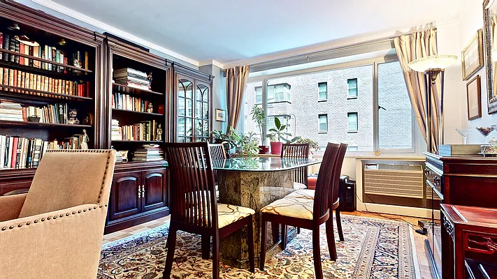 Sold by Bizzarro Agency | media 4