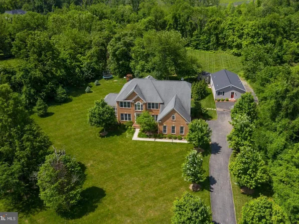 17301 Roundmont Pl, Round Hill, VA 20141