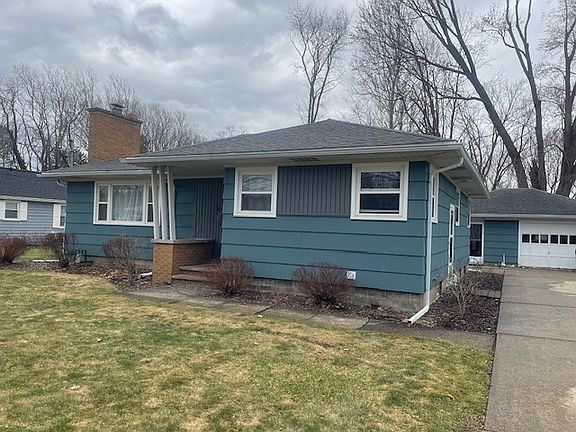 3rd image of 810 Lake St