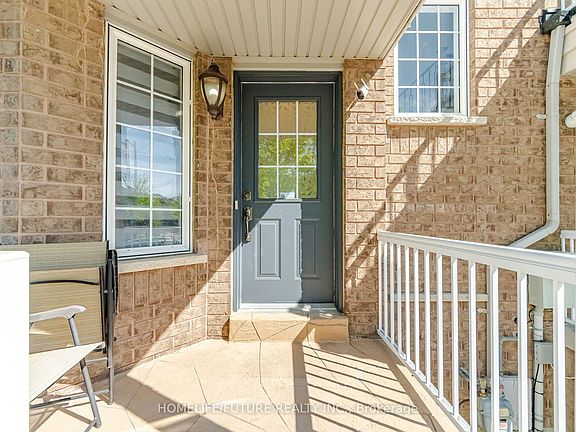 2nd image of 32 Laurelhurst Cres