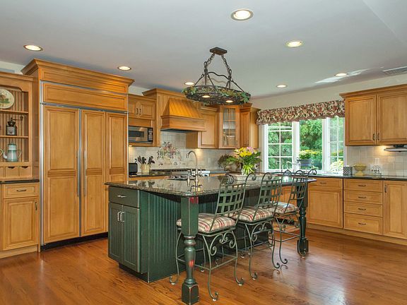 3rd image of 315 Woodland Dr