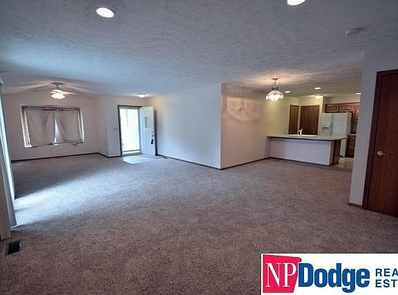 3rd image of 101 E Deer Ln