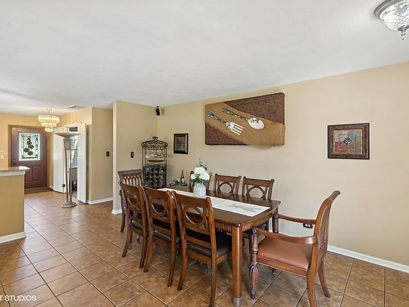 5th image of 203 E Timberlane Dr