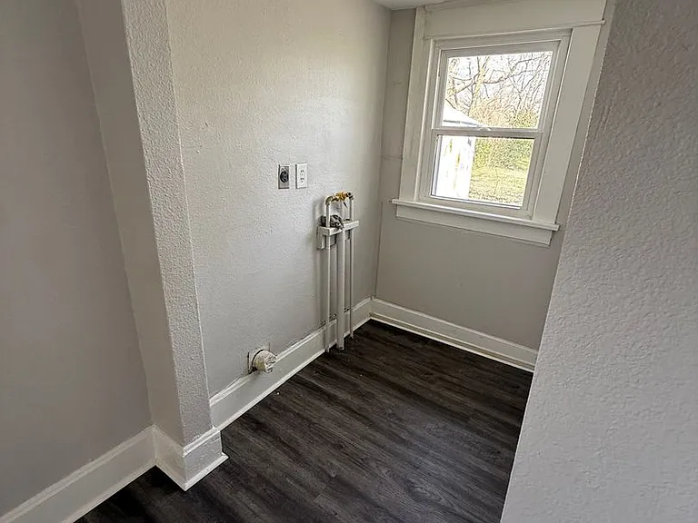 1017 W Locust St — Photo 11