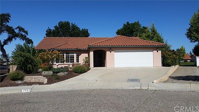 Home on Cul-de-sac showing the cart path along side, not far to the club house.