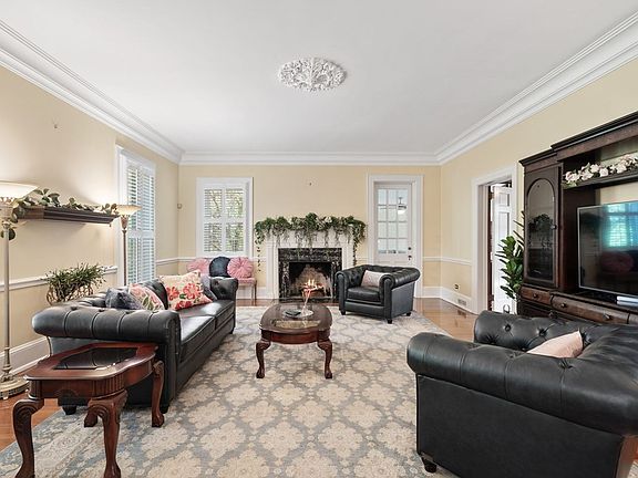 4th image of 210 Lakeside Dr