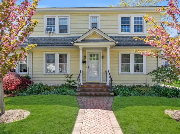 204 Hewlett Avenue, Merrick, NY 11566