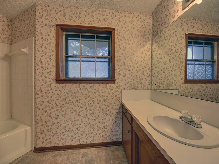 915 Farmers Rd — Photo 8