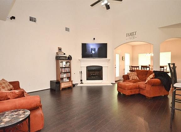 3rd image of 908 Woodcrest Dr